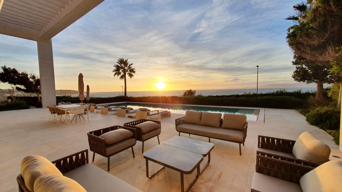 PISCINA Y TERRAZA