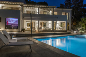 Villa Pool abends (2)