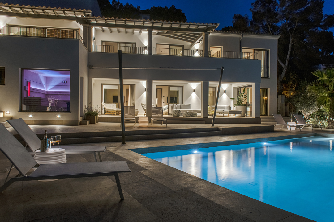 Villa Pool abends (2)