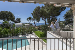 Villa Balkon auf Pool